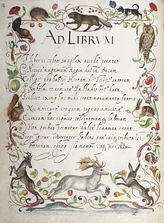Lateinische Gedichte, die an das Buch und den Leser gerichtet sind, in einer gemalten Umrandung aus tanzenden Tieren, die über Obst- und Blumenranken springen, oben Vögel und unten Fische