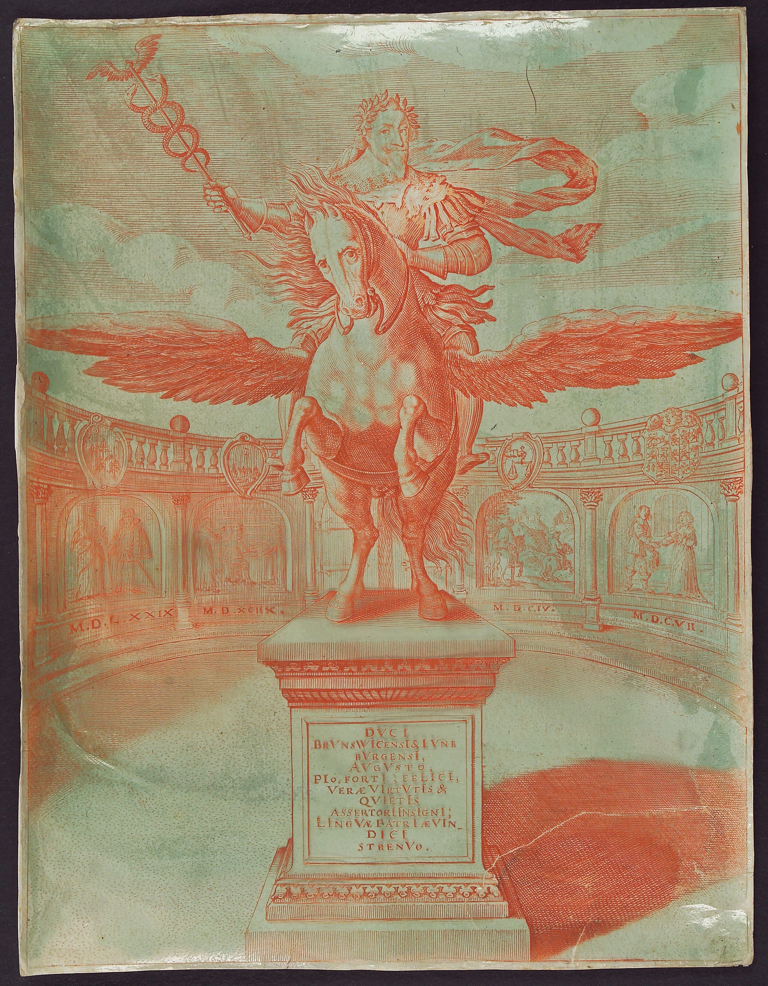 Die Statue eines Mannes mit Lorbeerkranz und Zepter auf einem geflügelten Pferd, das sich aufbäumt. Der Sockel enthält eine lateinische Inschrift.