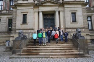 Ein Gruppenbild der 16 Schüler*innen vor der Bibliotheca Augusta. 