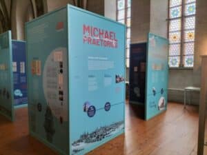 Aufbau der Ausstellung "Michael Praetorius - Musiker einer Zeitenwende" in der Hauptkirche Beatae Mariae Virginis. Foto: Sven Limbeck