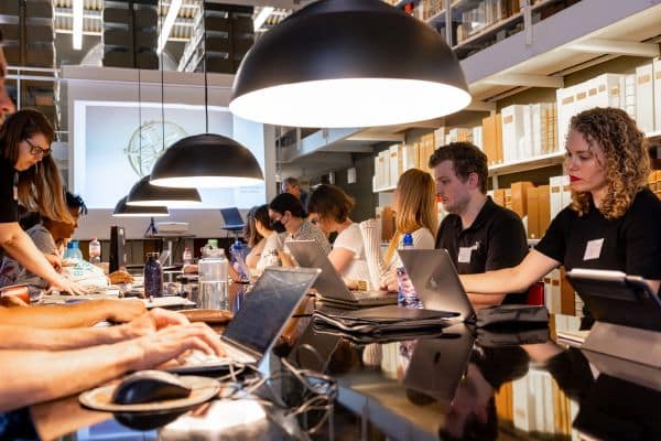 Junge Wissenschaftler*innen arbeiten an ihren Laptops im Bibelsaal der Bibliotheca Augusta