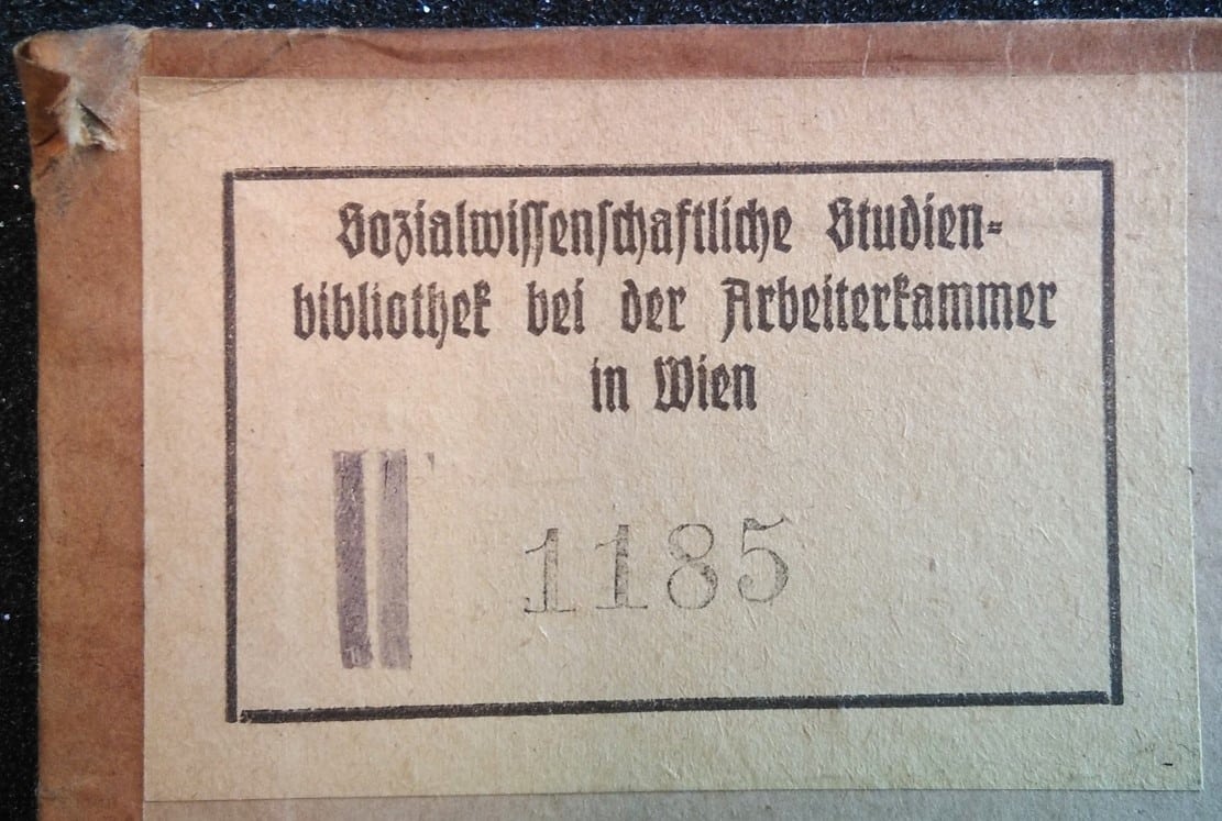 Innenseite eines Buchdeckels mit einem Stempel: Sozialwissenschaftliche Studienbibliothek bei der Arbeiterkammer in Wien".